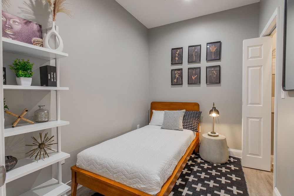 Baltimore's Home Away From Home 2 Bedroom Apts by Redawning - Property Image 24