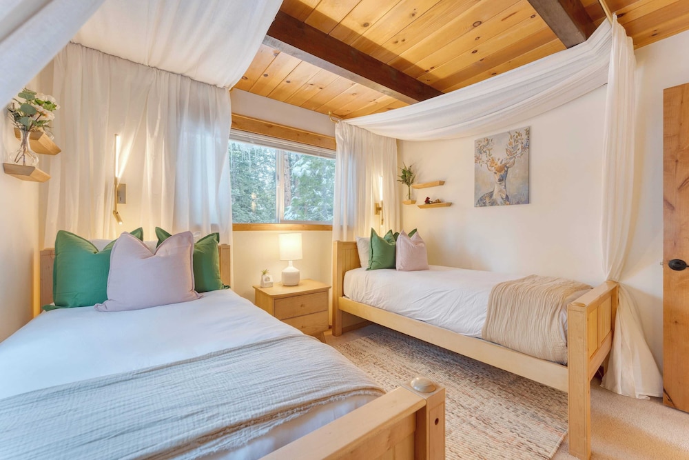 Cozy Modern Cabin w/ Sauna & Fireplace 5 Mins to Lake Peaceful Tahoe Retreat by Avantstay