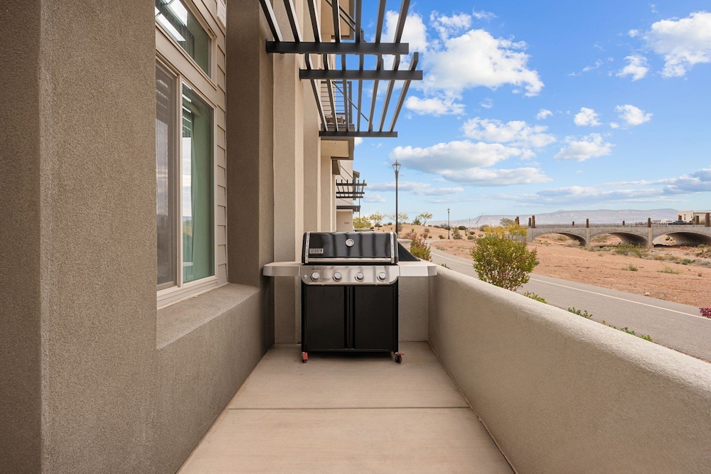 Adventure Central At Desert Color 6 Bedroom Townhouse