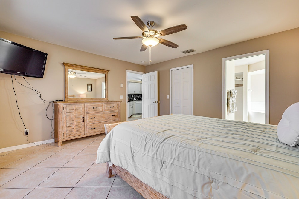 Private Pool & Spa: Airy Gem w/ Yard in Cape Coral