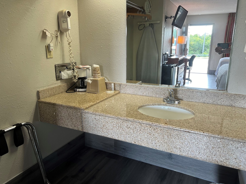 Lawrence Vacations - Days Inn by Wyndham KU Lawrence - Property Image 12