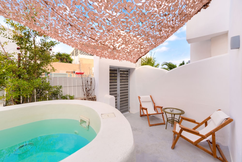 The Muse Of Santorini - Hot Tub Suites photo 3