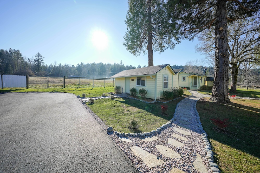 Near Rivers & Trails: Cabin in Rural Grants Pass