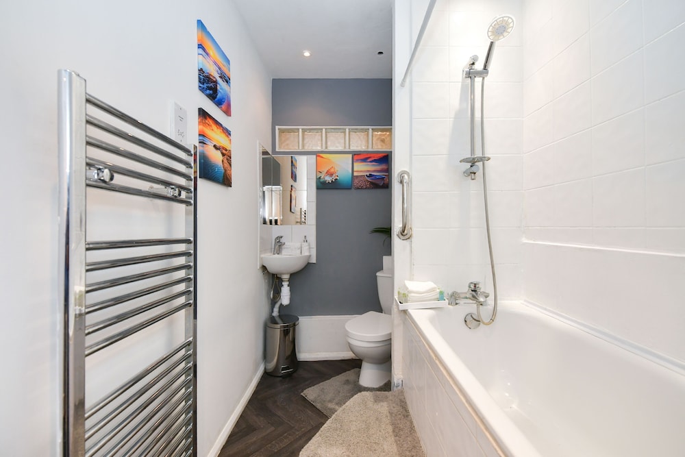 Impeccable 4-bed House With Garden in Brixton