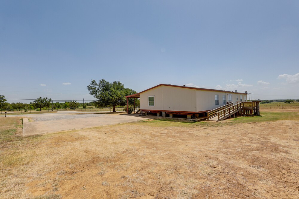 Tranquil Elgin Getaway w/ Private Deck & Patio! view 5