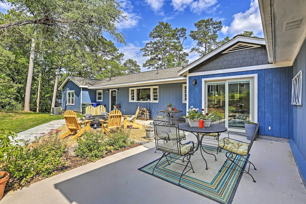 Family-friendly Escape ~ 6 Mi to City Center!