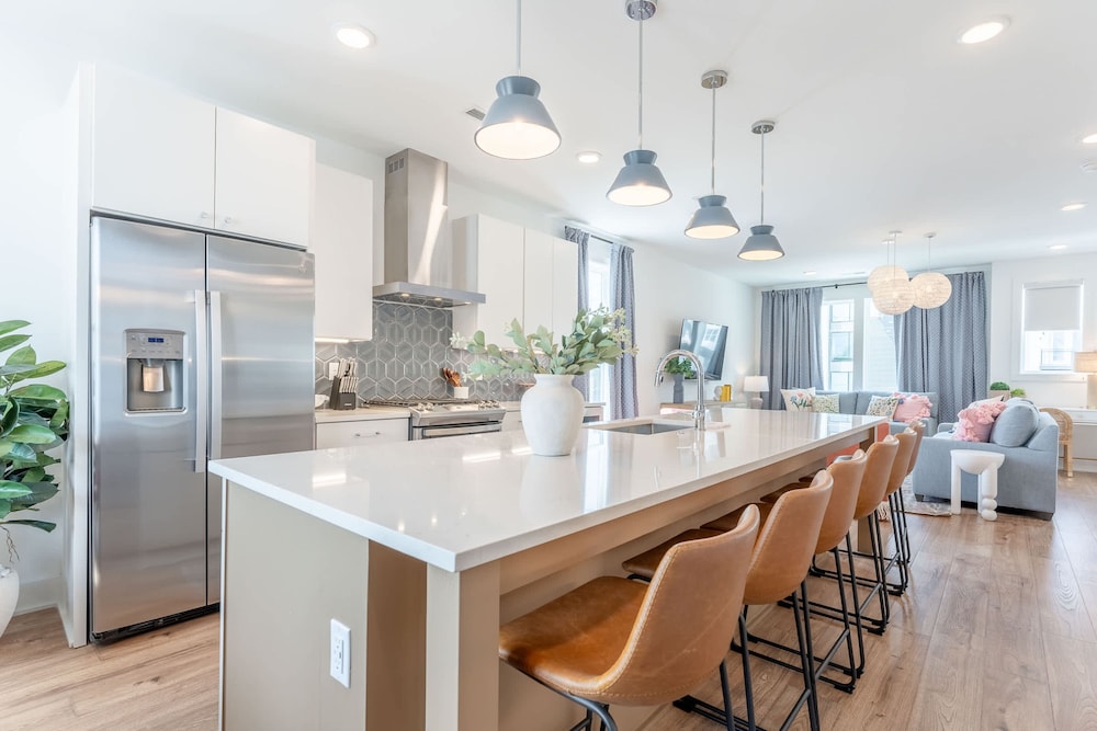 Luxe Group Stay With Hot Tub Rooftop Lounge