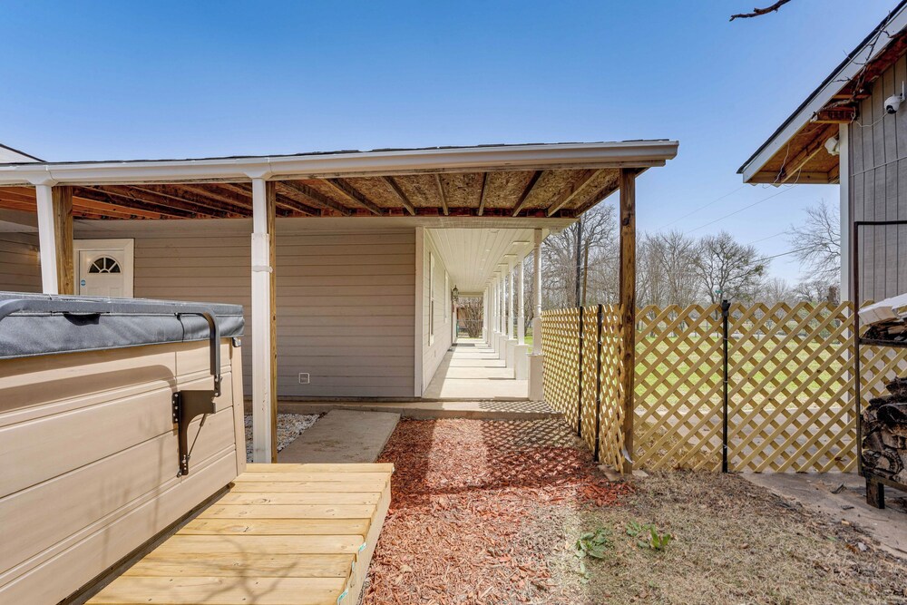 Hot Tub & Fenced Yard: Dog-friendly Gem in Denison