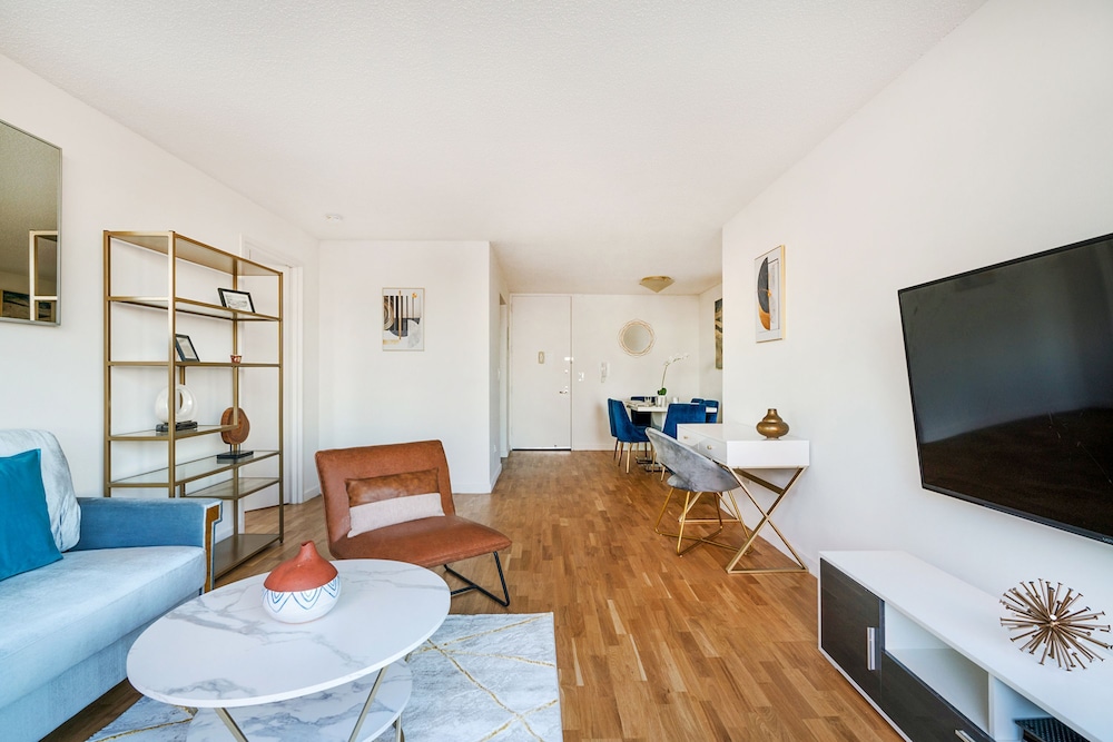 Luxury 2 Bed 2 Bath Unit in Prime Location of NYC