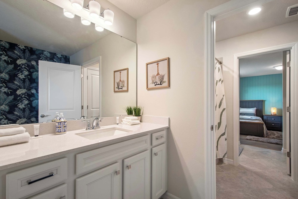 Bright & Spacious 7BR Pool Villa w/ Game Loft New Windsor Cay Resort Near Disney