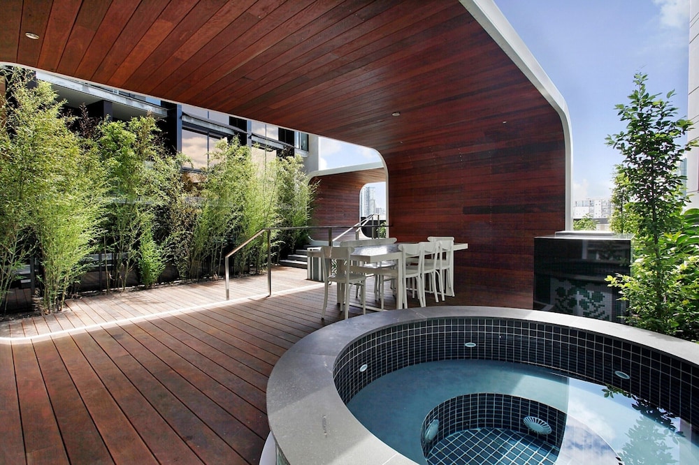 Chic City Escape With Pool, Gym & Parking