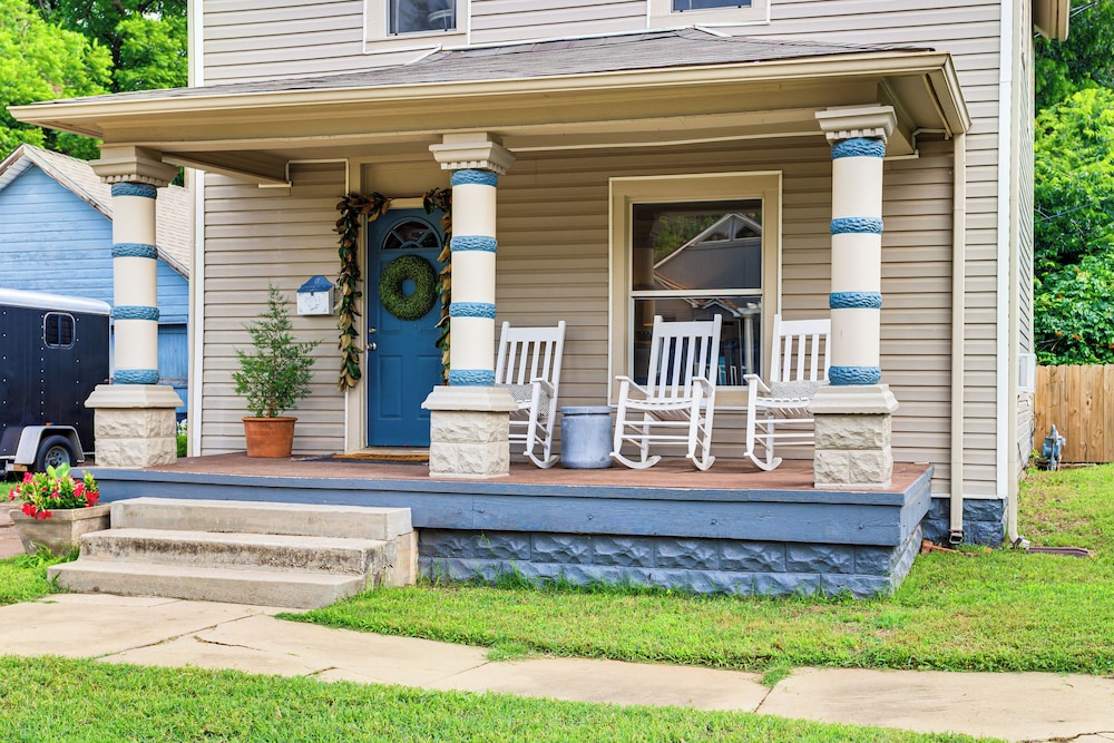 Walk to Downtown: Historic Guthrie Home on Mansur