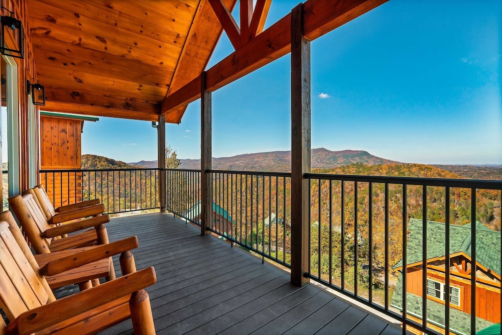 All Fun & Games by Avantstay Indoor Pool, Game Room, Theater, Mountain Views Near Pigeon Forge & Dollywood
