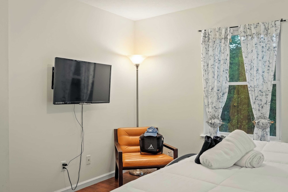 Birch Hollow by Avantstay Cozy Poconos Home w/ Fireplace, Soaking Tub & Kids Play Area