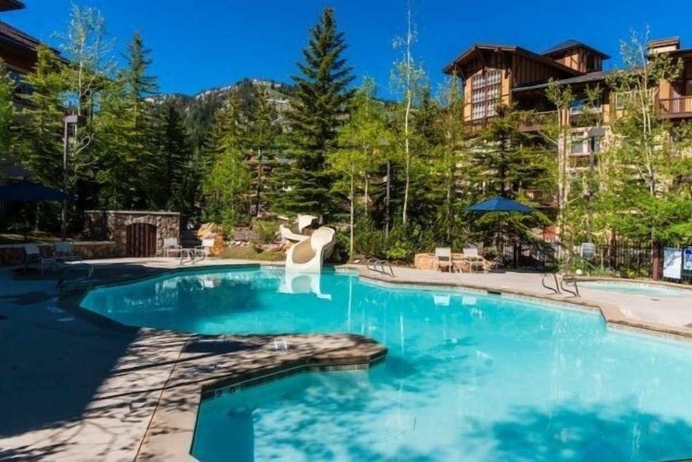 3419b - Double Queen Standard Powderhorn Lodge Suite