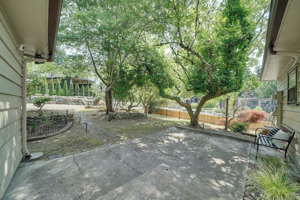 1/2 Mi to Yarrow Bay: Family Home in Kirkland