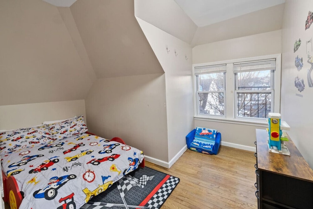 Modern 2BR Near NYC With Free Parking Workspace