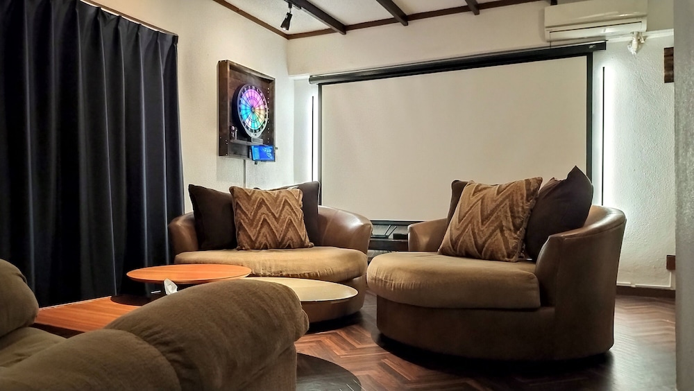 CINEMA RESORTS 1