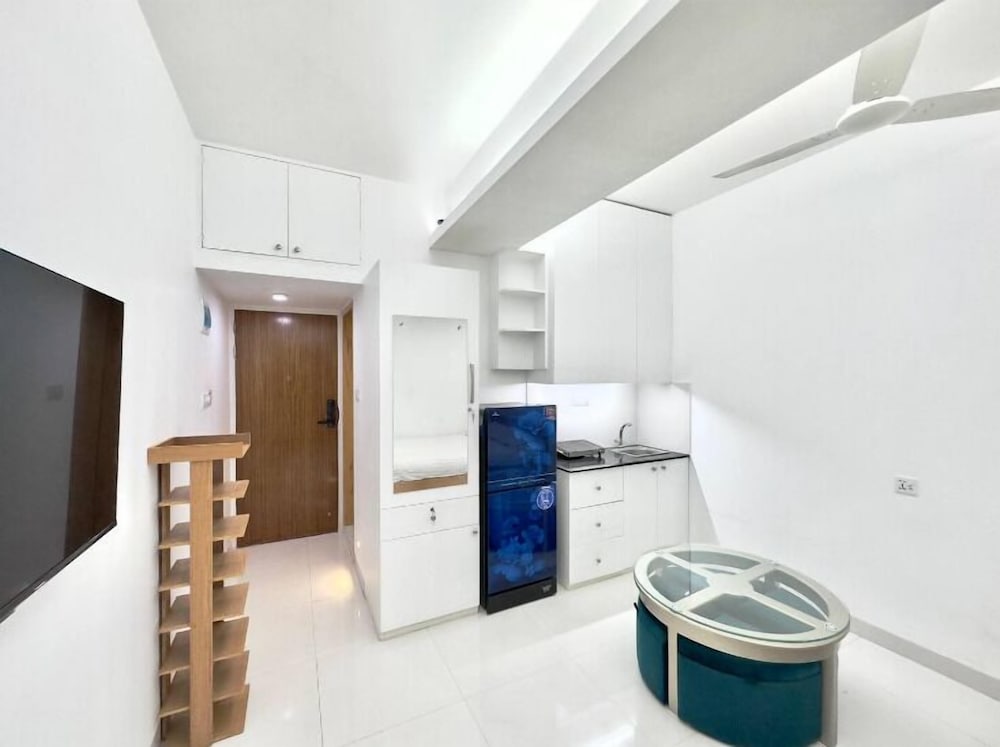 300sqft 5 Studio Gym & Pool Access