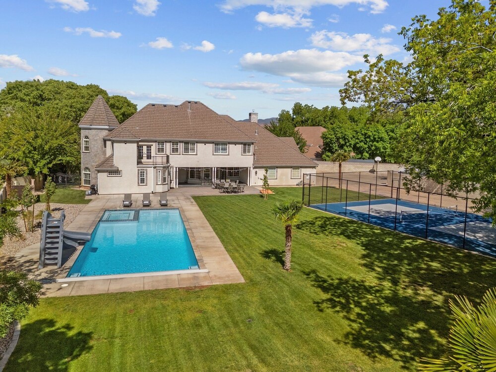 The Country House 6 Bedroom Home