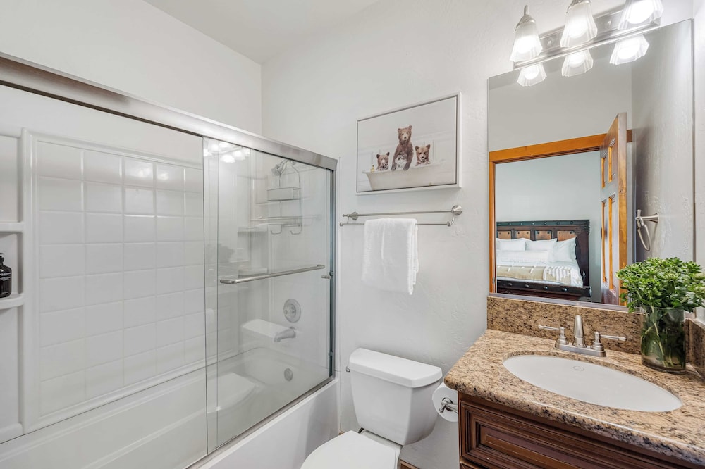Group Cabin + Lake and Mountain View Pet-friendly, Fireplace, Games, Loft