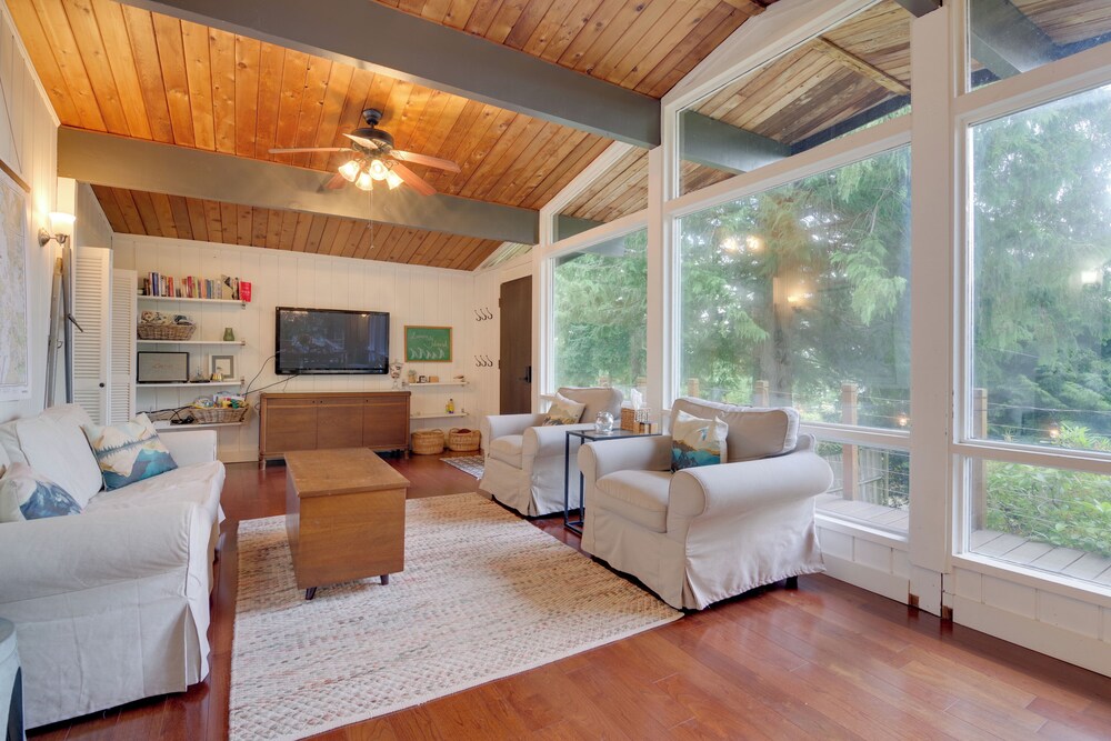 2 Blocks to Puget Sound Beach: Lummi Island Home