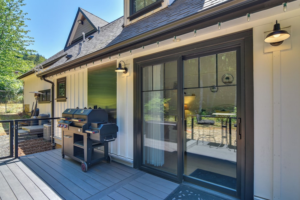 Oregon Wine Country Retreat: Sip & Dine Outside