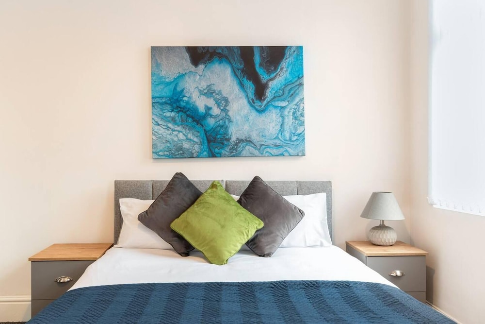 3 Bed House - Sleeps 7 - Garden - Parking - Wifi view 3