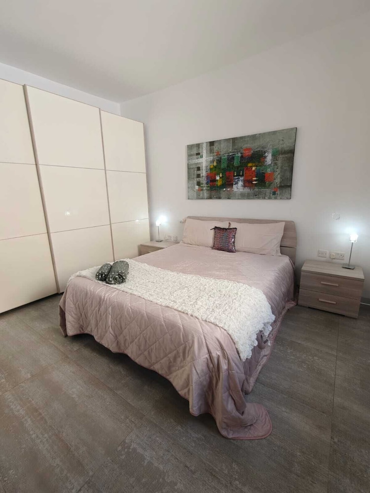 Pembroke Double Room with Private Bath