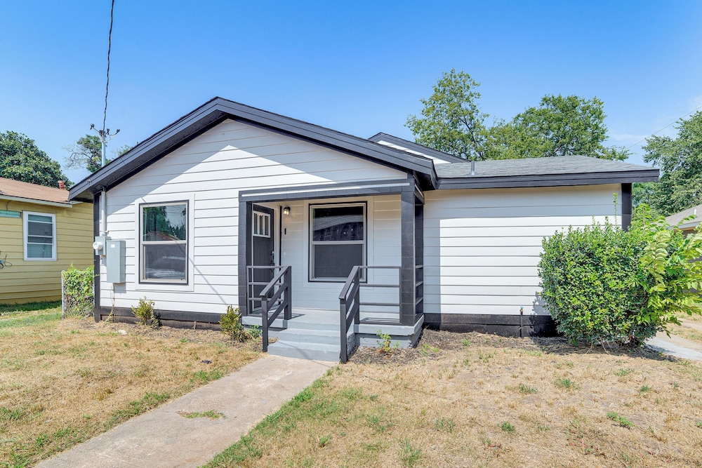 Fenced-in Yard: Home < 5 Mi to Dtwn Dallas!