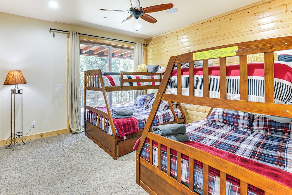 Hot Tub + Game Room: Mtn-view Retreat in Big Bear!