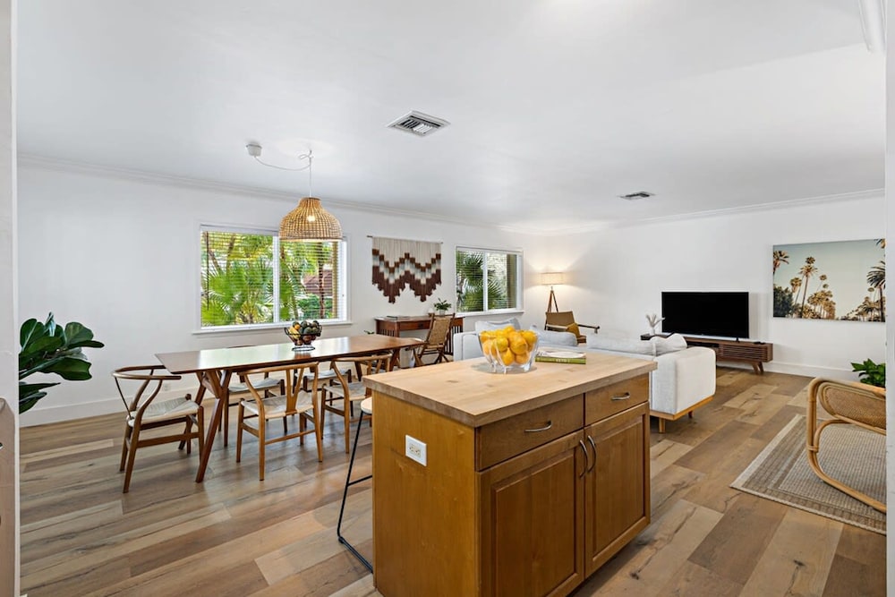 Spacious Beach Apt in Las Olas Blvd