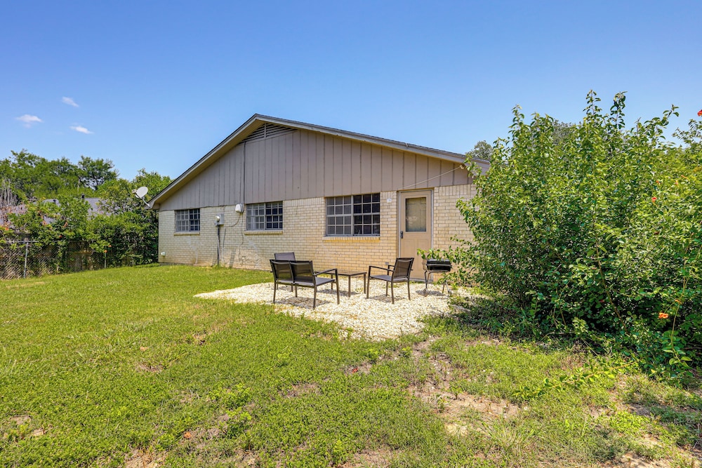 3 Mi to Dtwn! Group-friendly Getaway in Temple