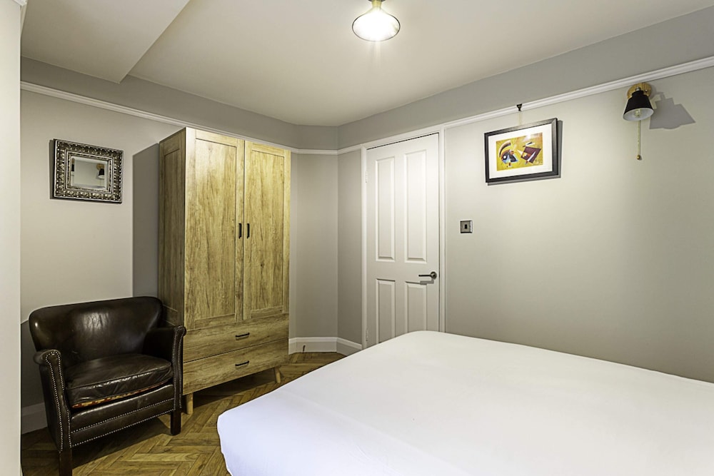 Cosy Garden Flat in Prestigious Residential Area view 2