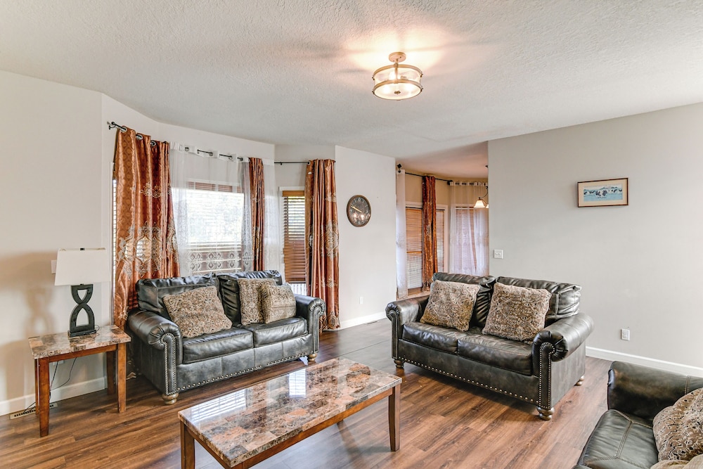 Des Moines Suburb Stay w/ Spacious Layout & Deck!