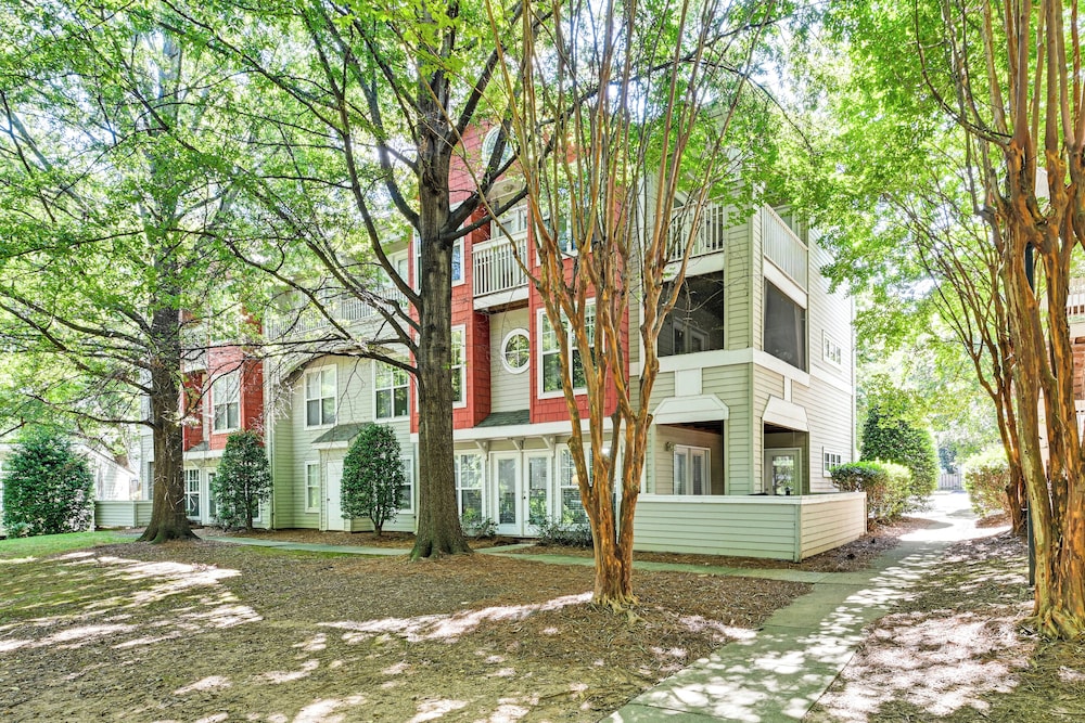 1/2 Mi to Bank of America Stadium: Uptown Condo!