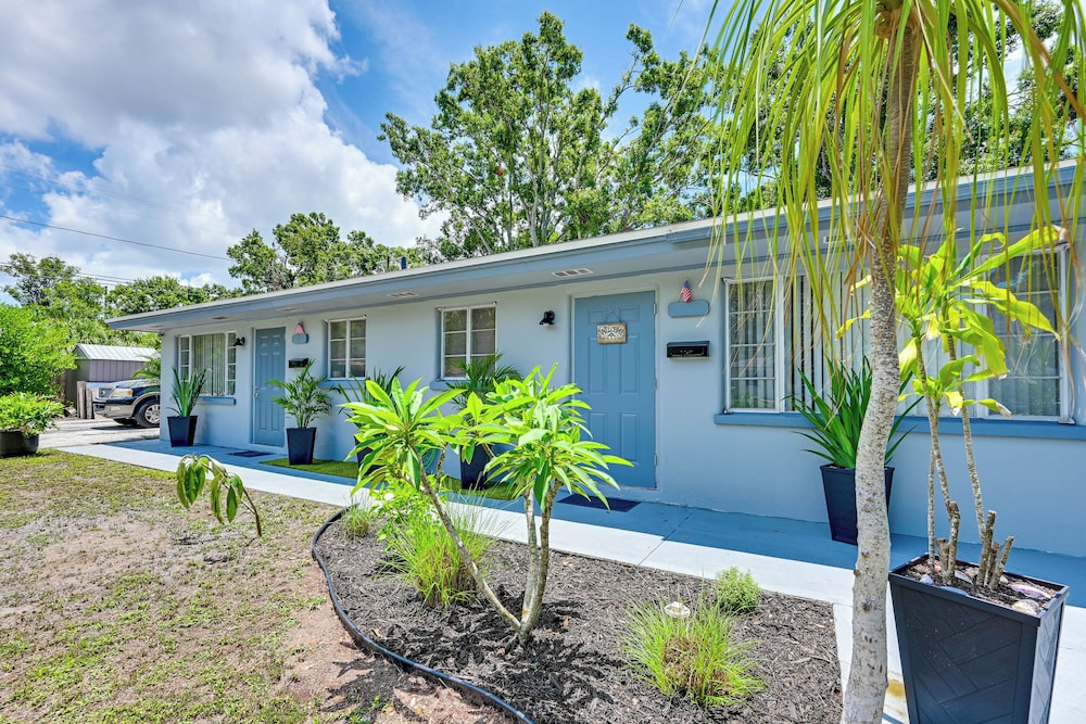 Outdoor Entertainment Area: Clearwater Condo!