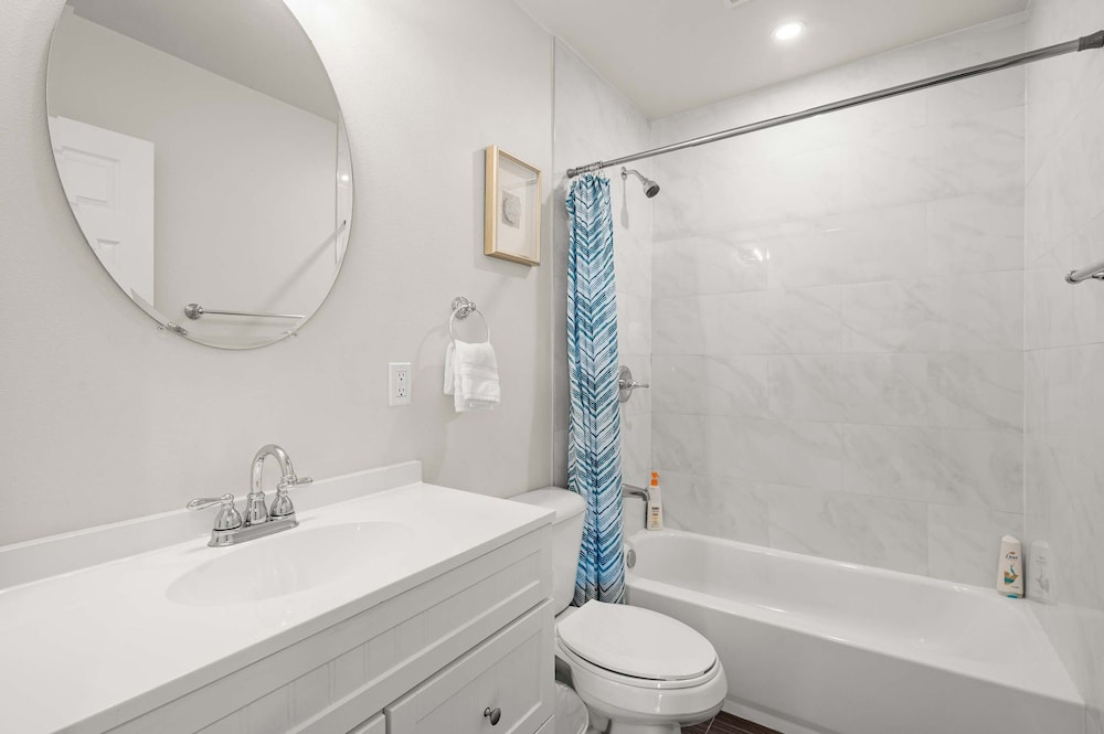 Stylish Home w Free Parking Near LA Hotspots 8