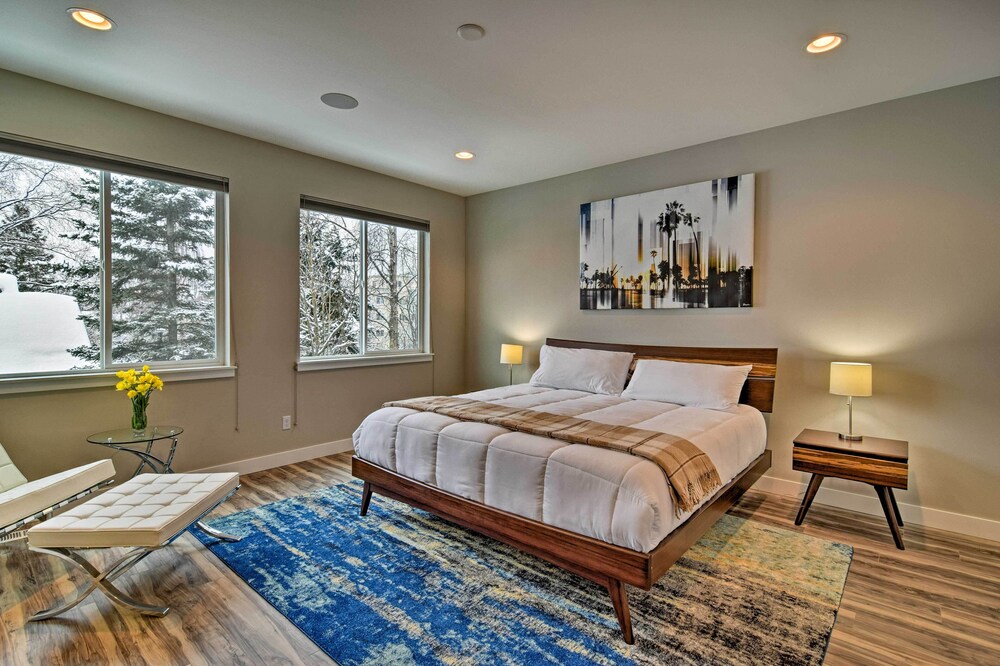Modern Anchorage Townhome - By Delaney Park Strip!