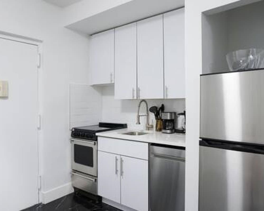 444-3 1BR Hell s Kitchen- Newly Furnished -elevator