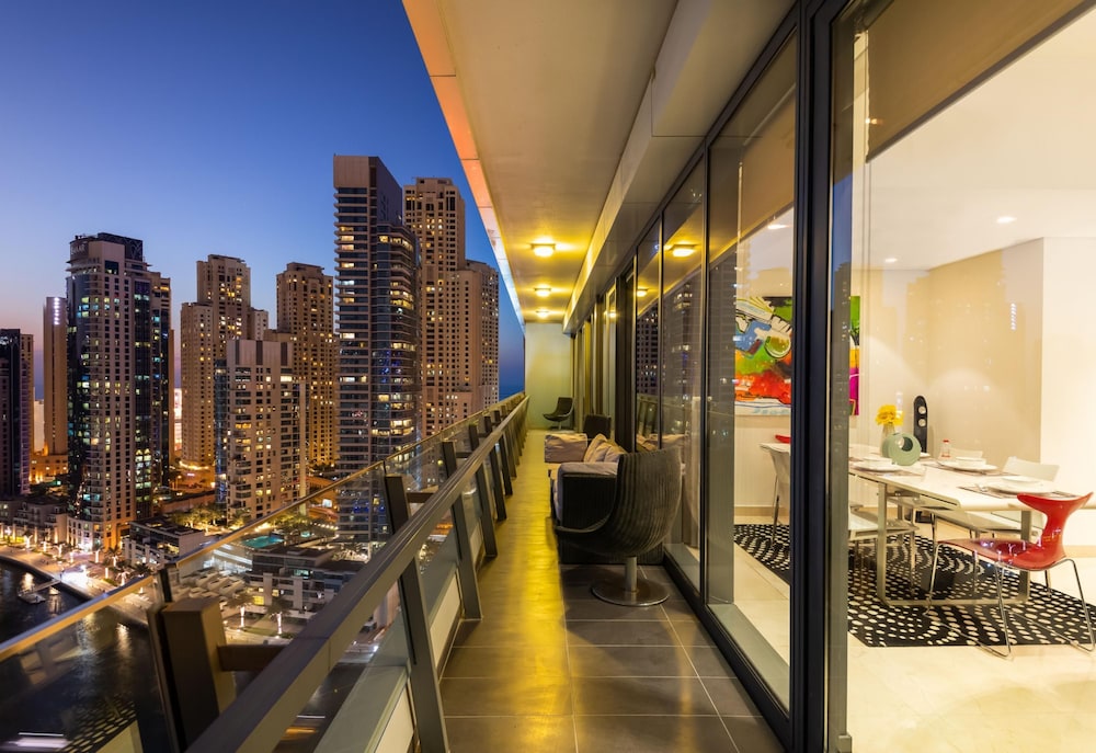 Big Bright Luxury Marina View Apt Near Beach