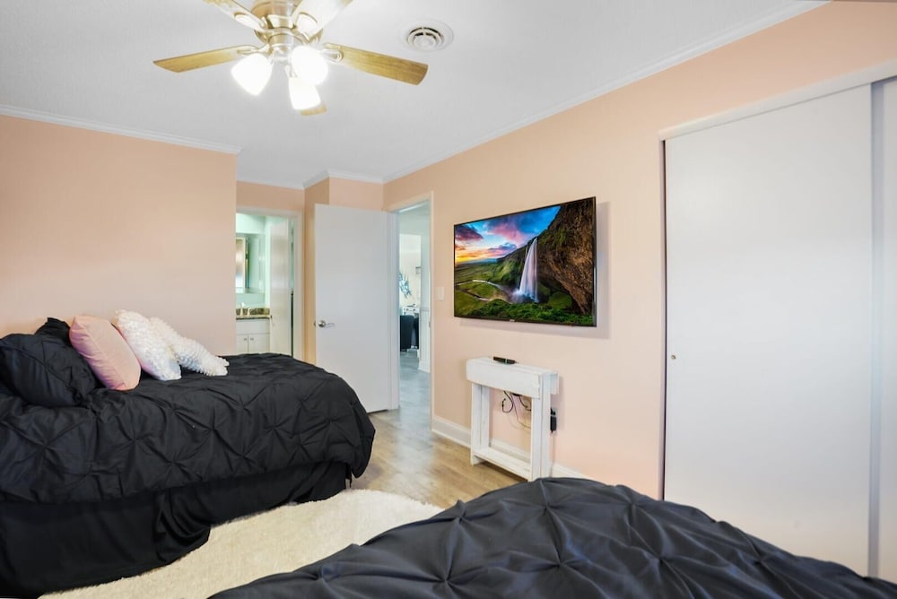 Harbour Island 402m 2 Bedroom Condo