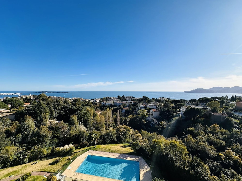 Large Light and Modern 2 Bedroomed Apartment in Cannes With Sea Views Pool and Lovely Terrace - 1503