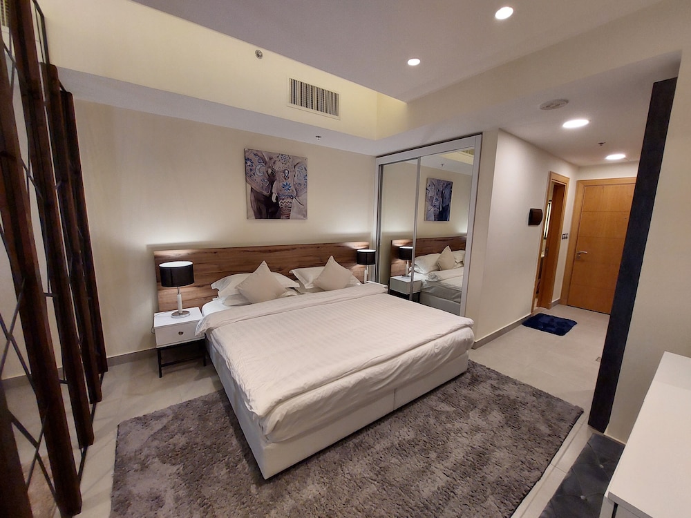 Luxury Furnished Apartment - Damac Tower view 4