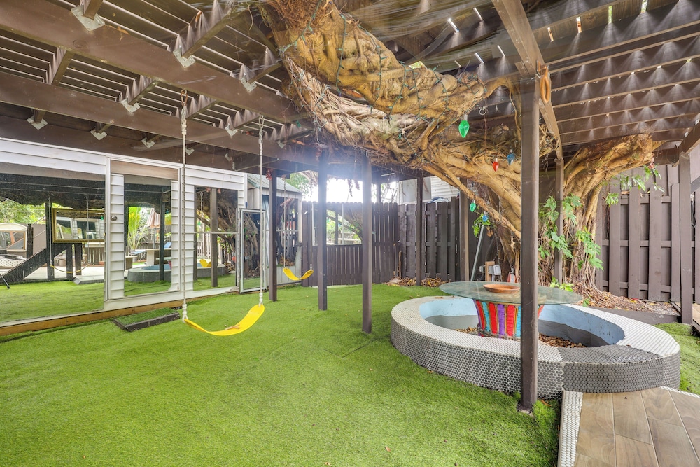 3 Mi to Beach: Hollywood Treehouse w/ Deck & Yard!