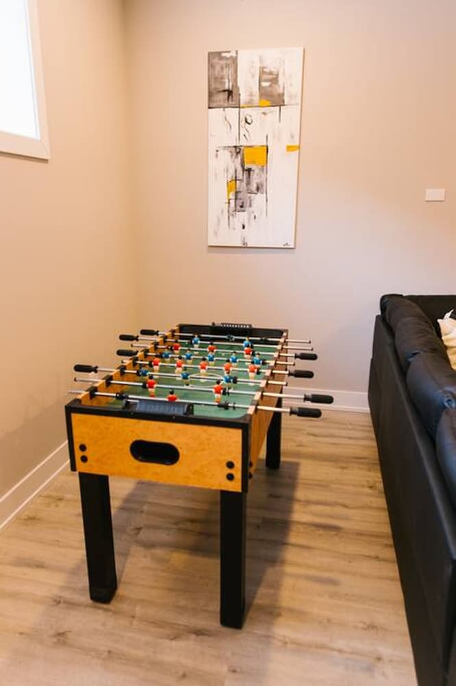 Magnificent NEW Home w 8 Beds Free Parking