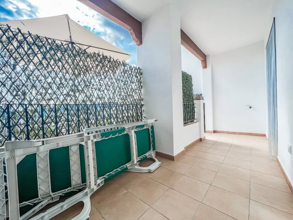 Modern Two Bedroom Apartment With Pool