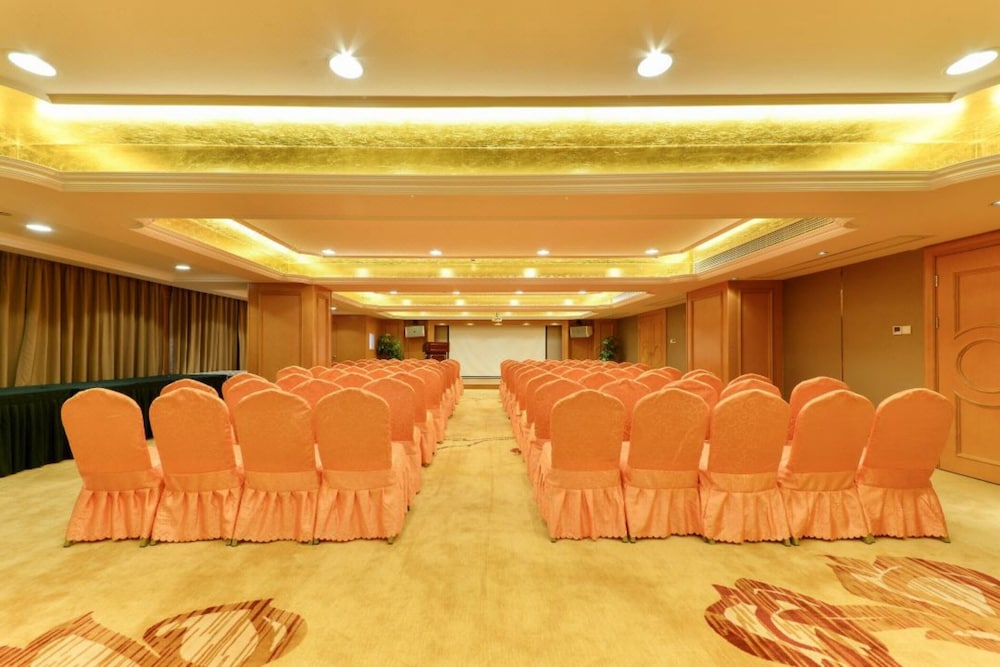 Vienna Hotel Fuyong Exhibition Center