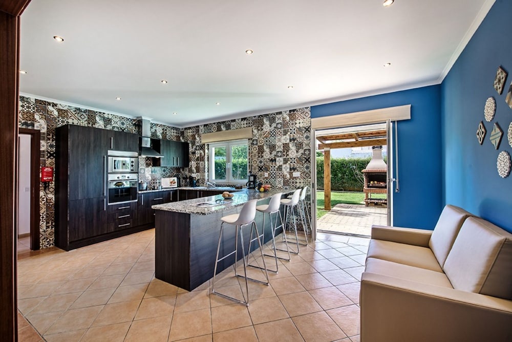 Amapola in Quelfes With 4 Bedrooms and 4 Bathrooms