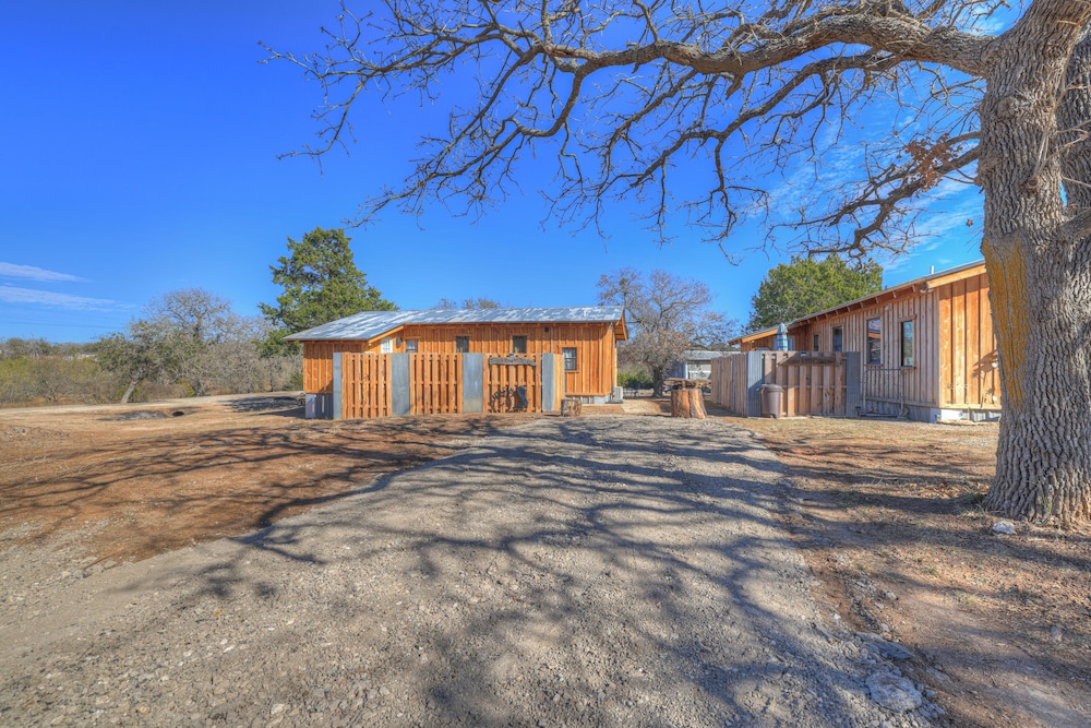 Texas Sawmill Cabin W/hot-tub, Pet-friendly, Minutes to Downtown!